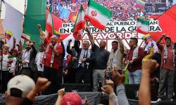 كاراكاس عاصمة فنزويلا تشهد مظاهرة حاشدة دعماً لإيران.